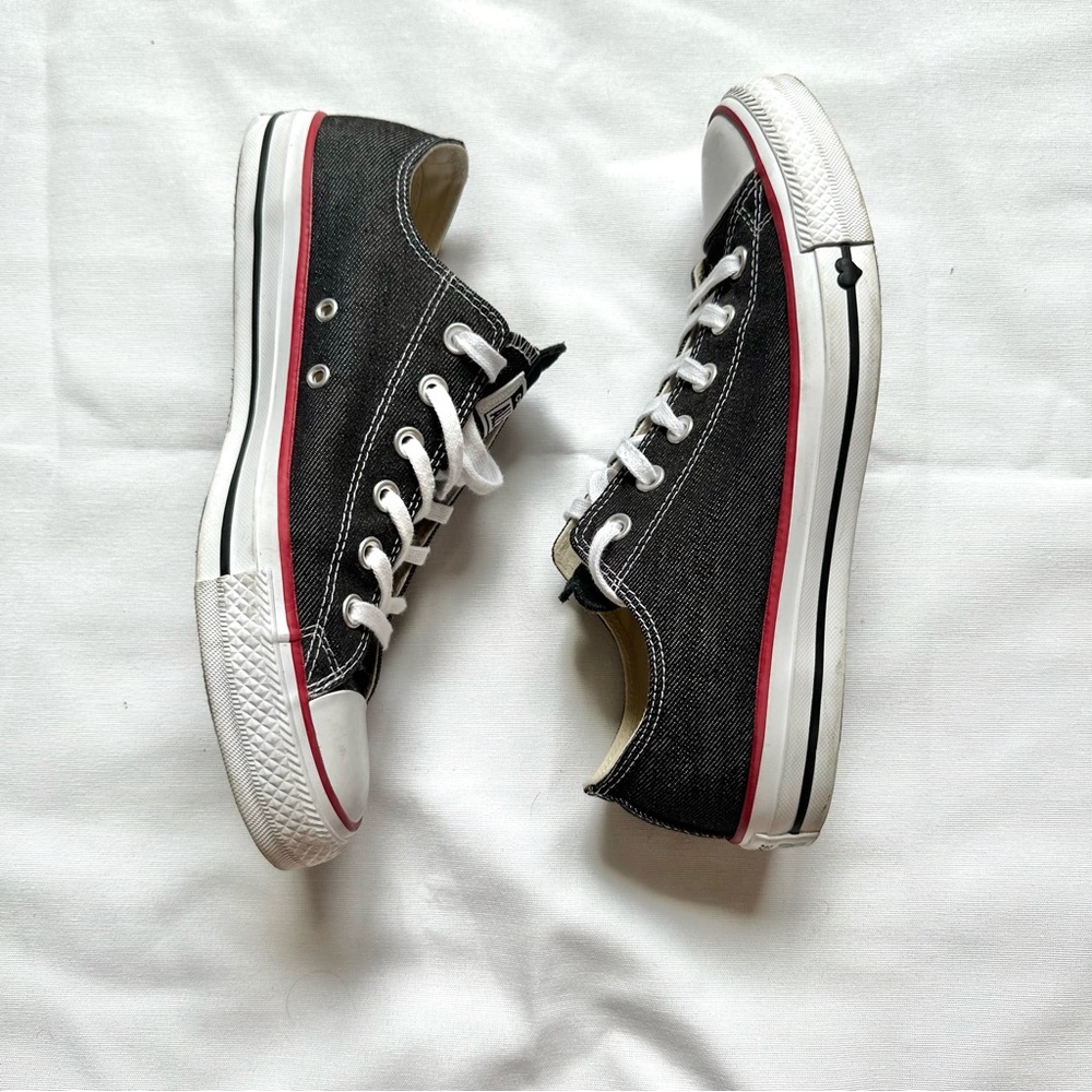 Converse MEN’S Chuck Taylor Ox Casual
Sneakers from Finish Line SIZE 7.5